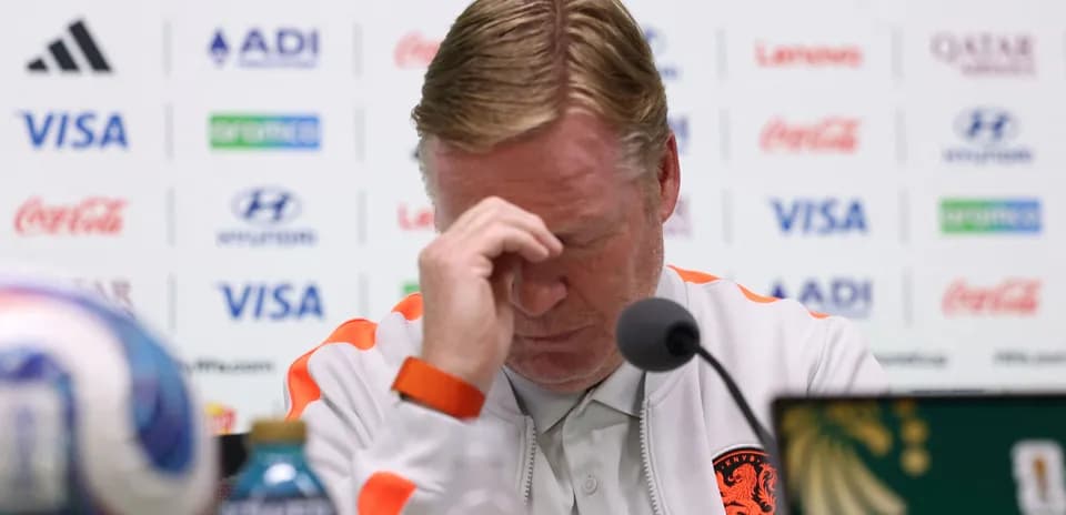 Entrenador en conferencia de prensa con la cabeza baja