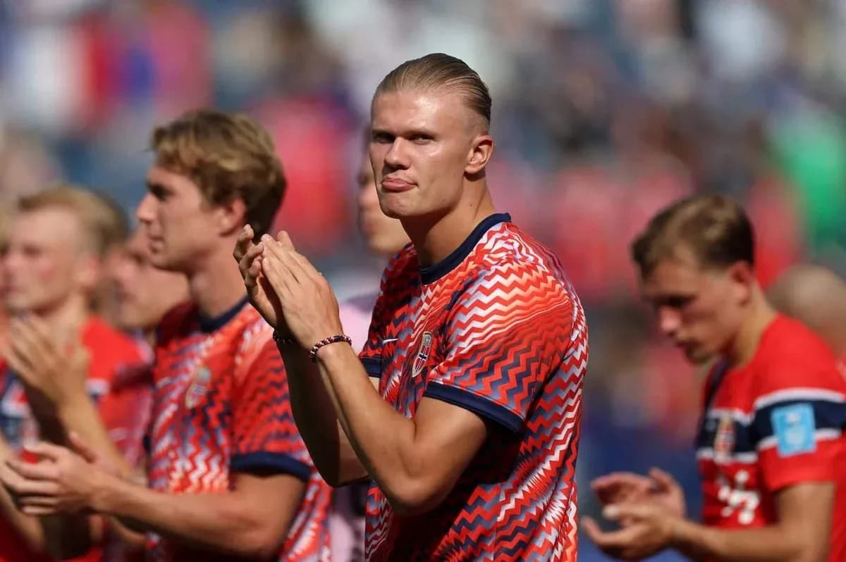 Jugadores de Noruega aplaudiendo en el campo