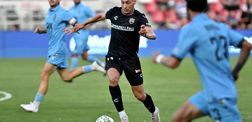 Jugador corriendo con el balón en un partido