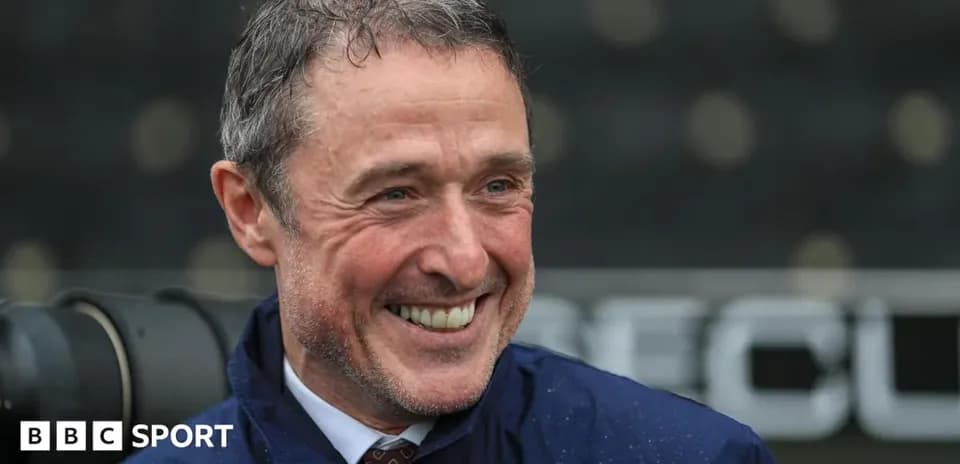 Entrenador sonriente en el campo de fútbol