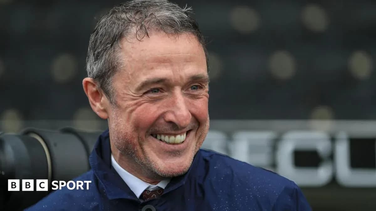 Entrenador sonriente en el campo de fútbol
