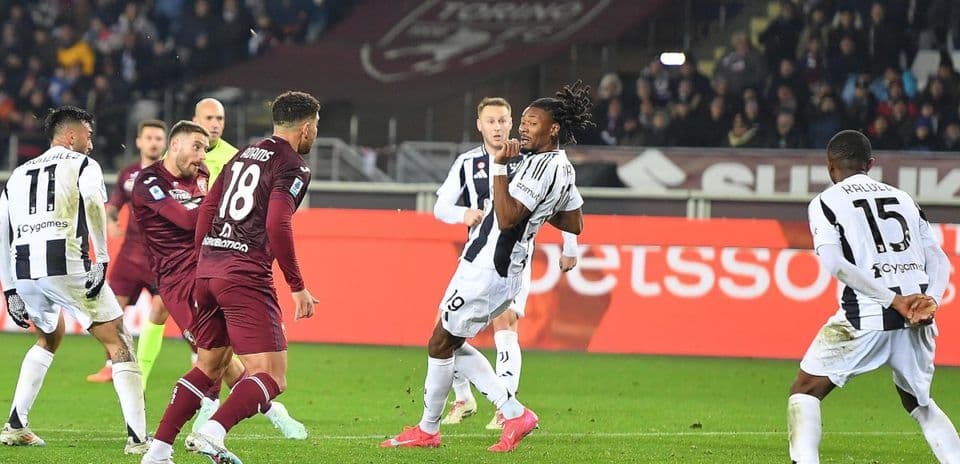Jugadores de Torino y Juventus en acción
