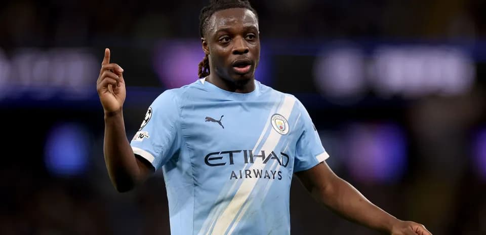 Jugador de Manchester City señalando durante partido