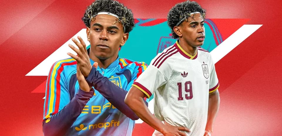 Jugador de fútbol con dos camisetas de España