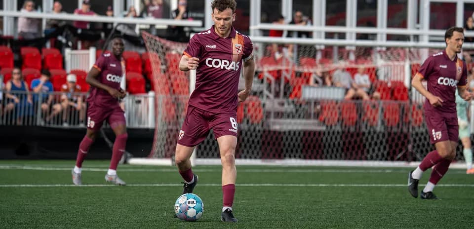 Jugador de Birmingham Legion con balón en el campo