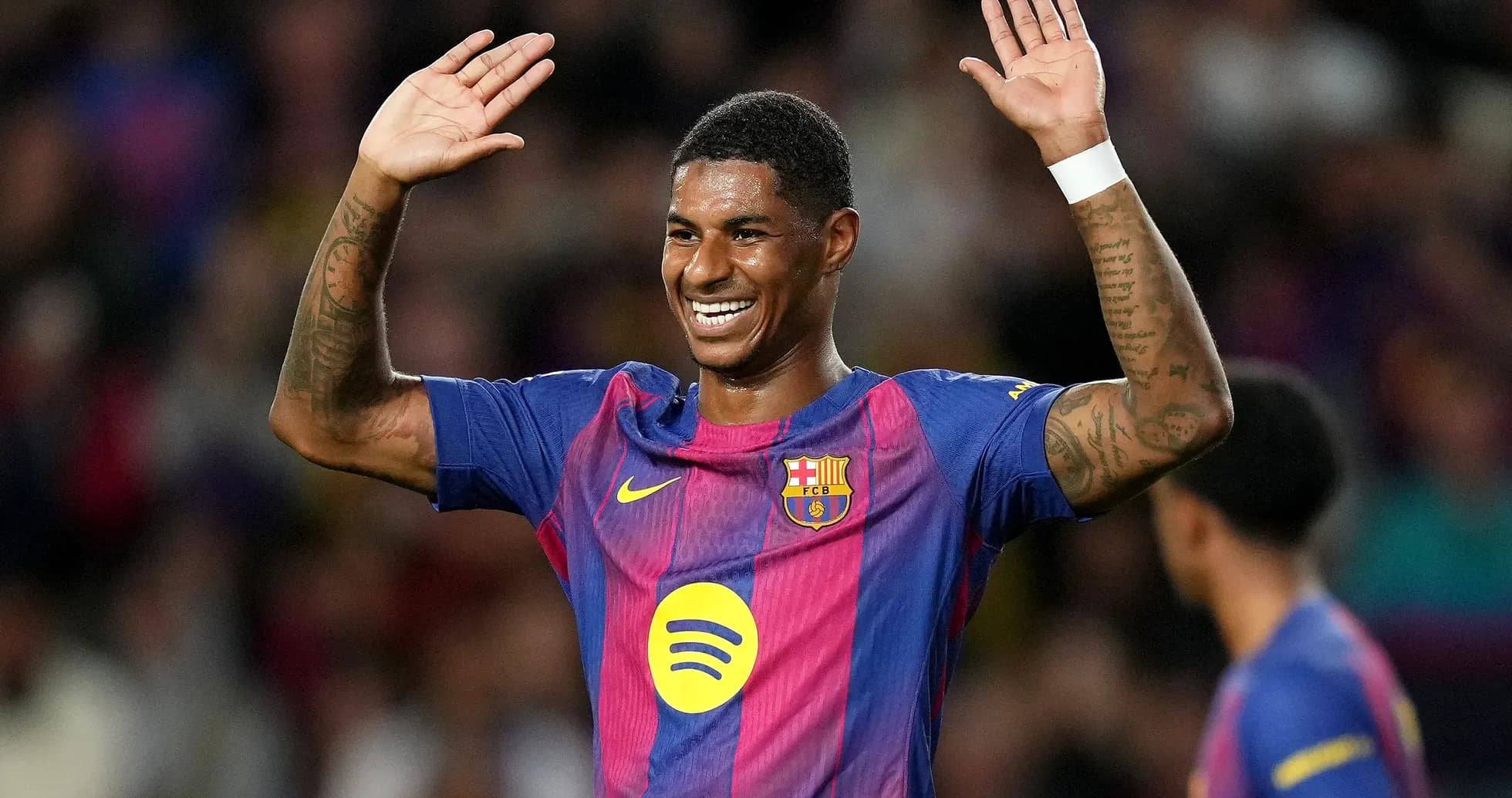 Jugador del Barcelona saludando a la afición en el campo