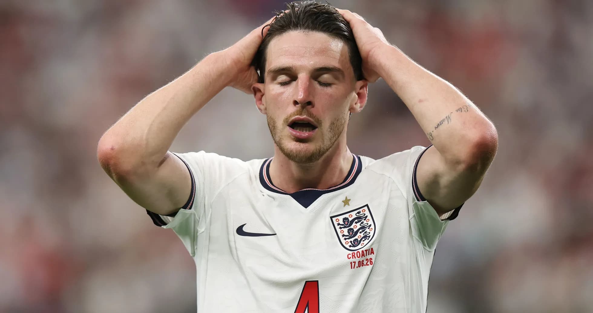 Jugador de Inglaterra con manos en la cabeza