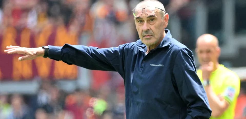 Entrenador dirigiendo al equipo desde la banda
