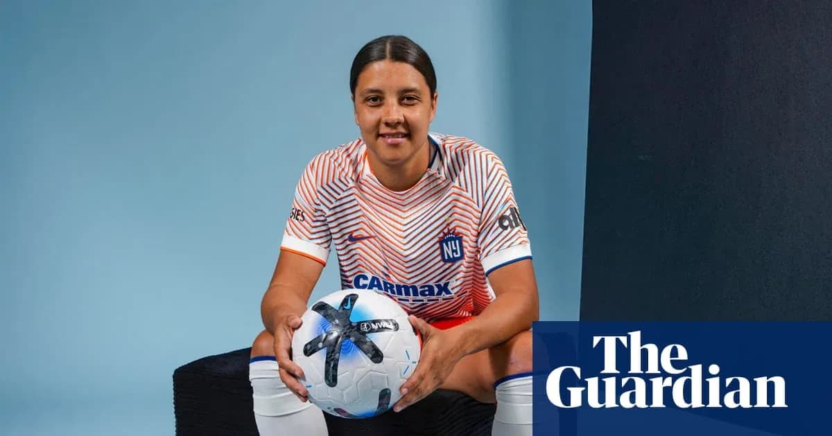 Jugadora sosteniendo un balón de fútbol en estudio