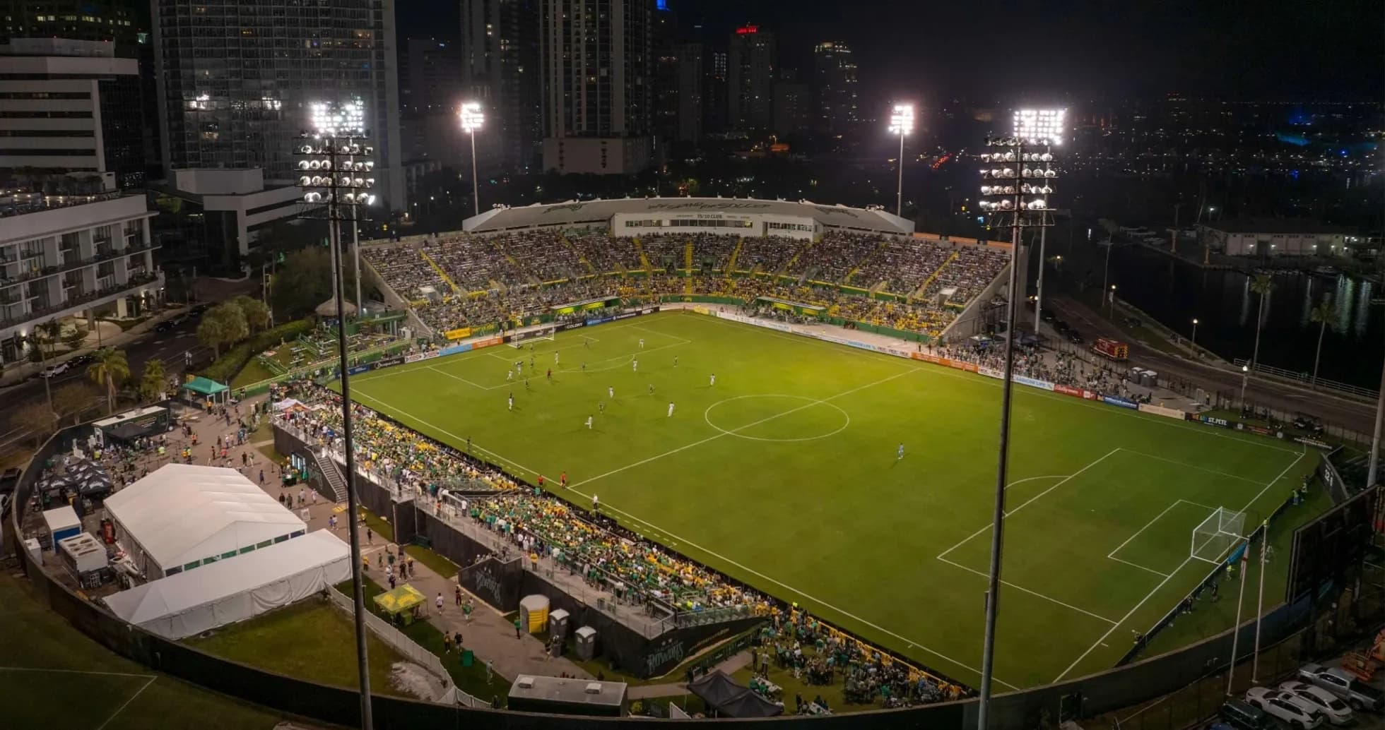 Partido de fútbol en el estadio de Tampa Bay