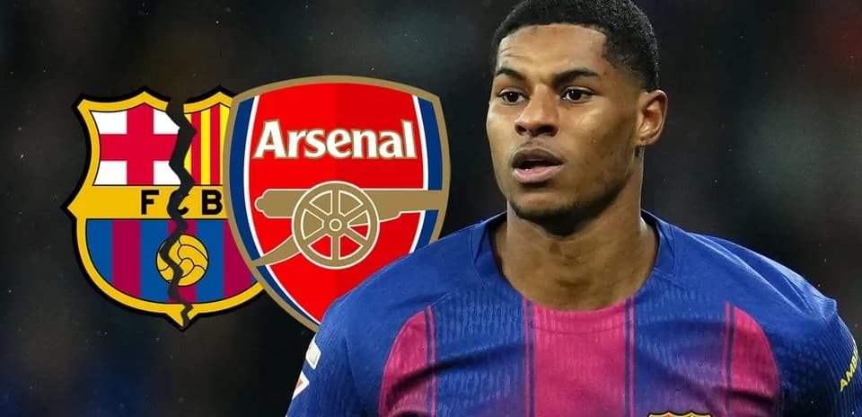 Jugador de Barcelona con escudos de Arsenal y Barça