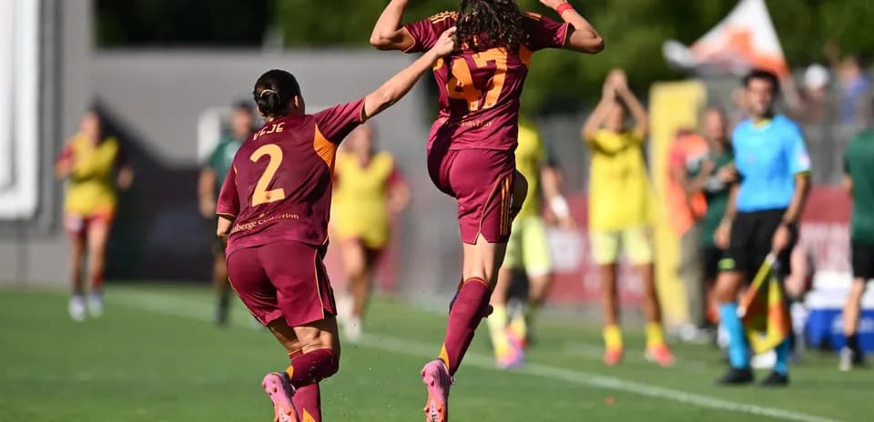 Jugadora de Roma W celebra un gol