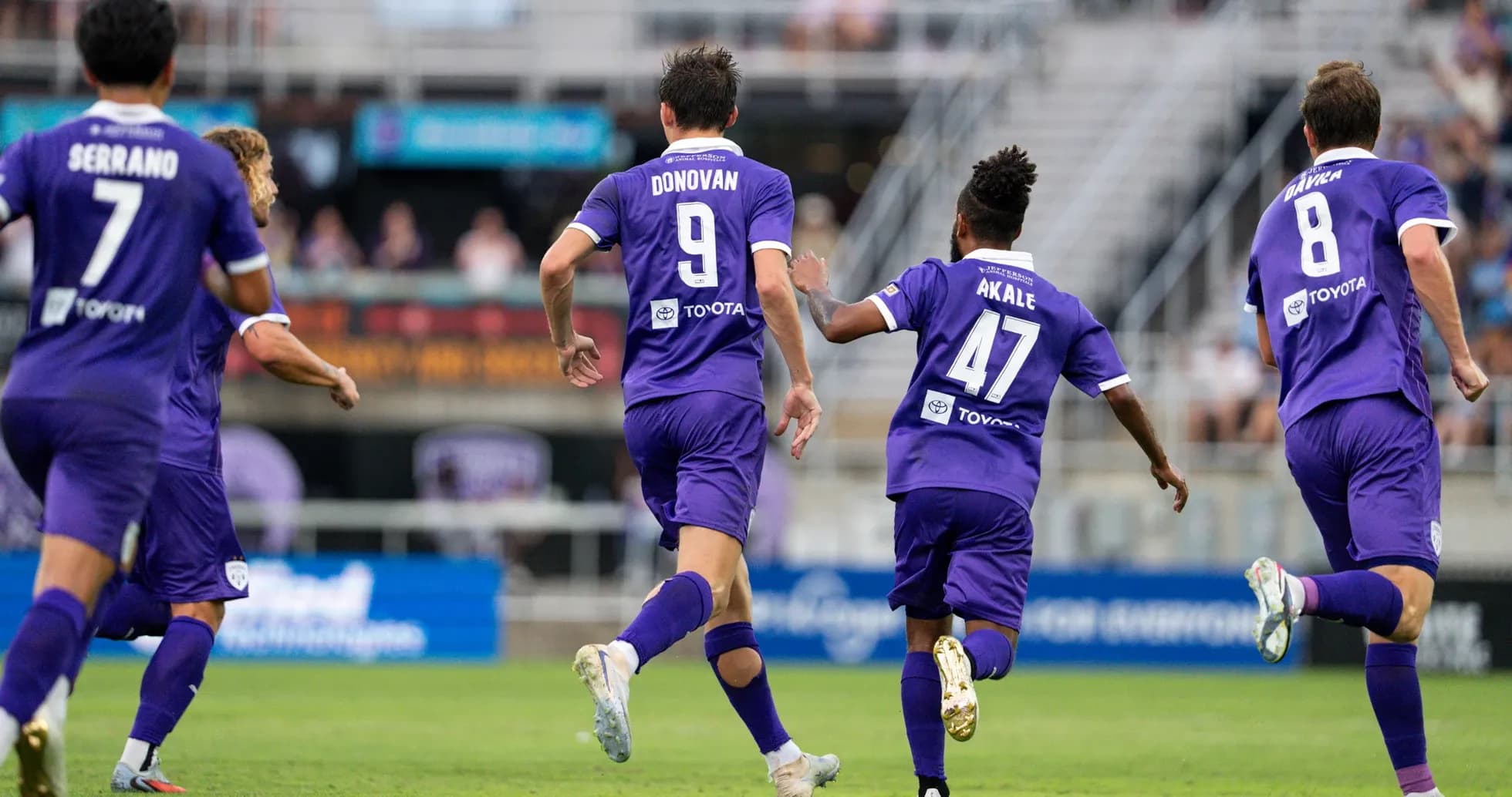 Jugadores de Louisville City celebrando un gol