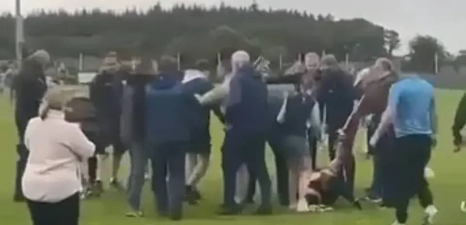 Grupo de personas en el campo durante un altercado