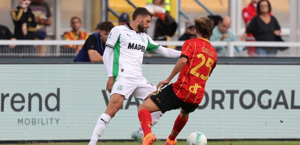 Jugador de Sassuolo desafiando a jugador de Lecce