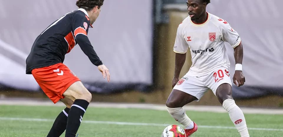 Jugador de Forge controlando el balón contra Cavalry FC