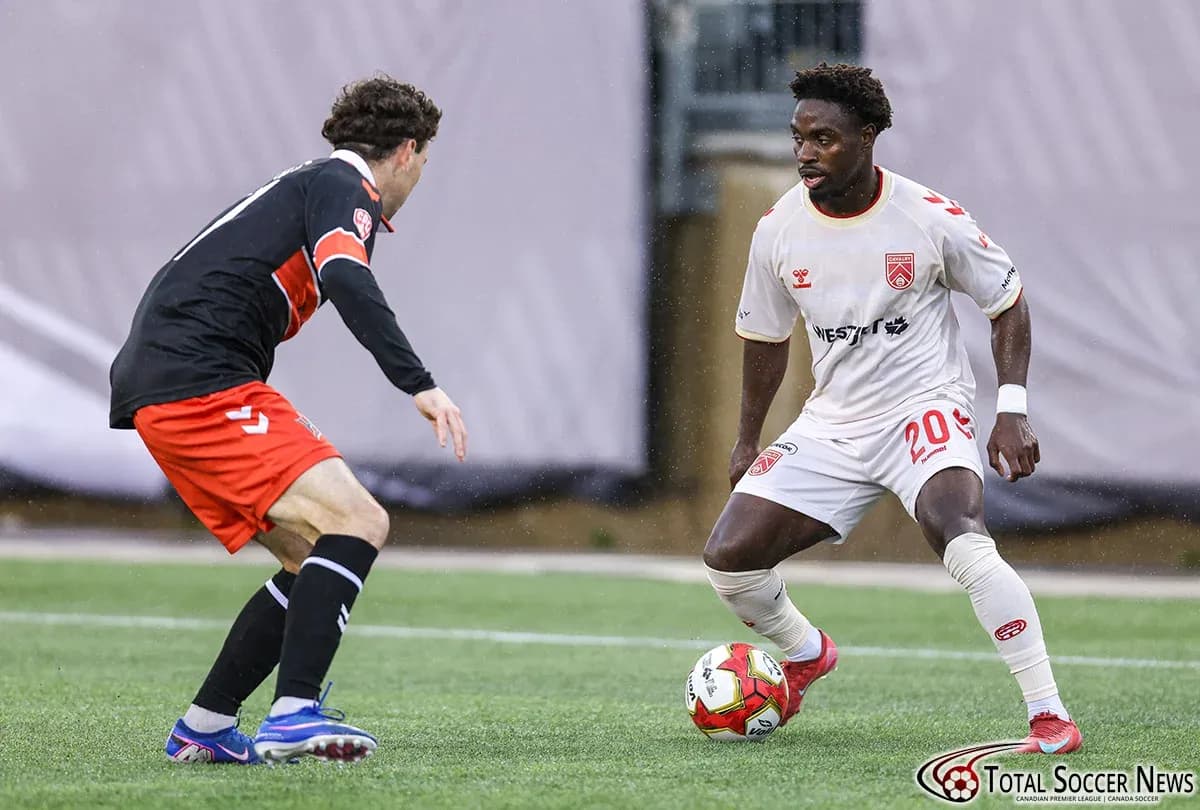 Jugador de Forge controlando el balón contra Cavalry FC