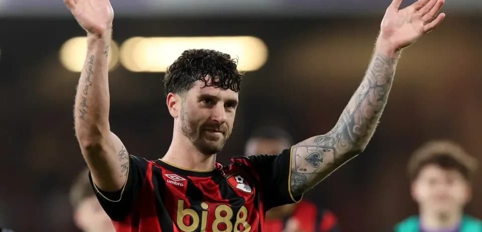 Jugador de Bournemouth saludando al público tras el partido