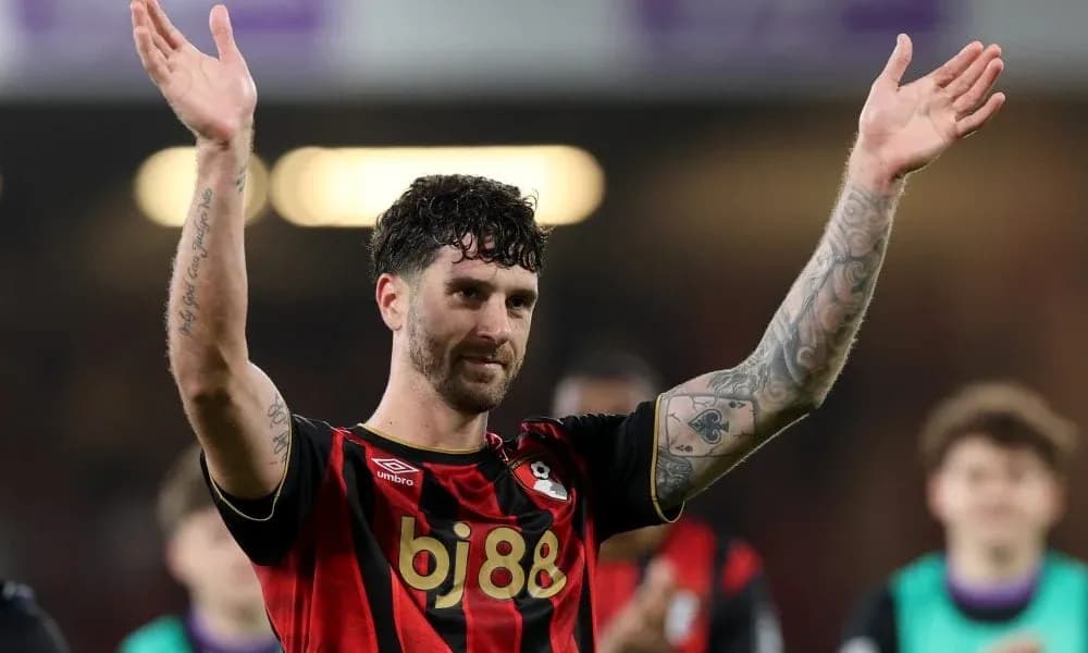 Jugador de Bournemouth saludando al público tras el partido