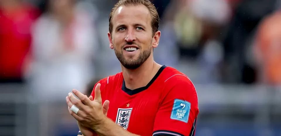 Jugador aplaudiendo en uniforme de Inglaterra