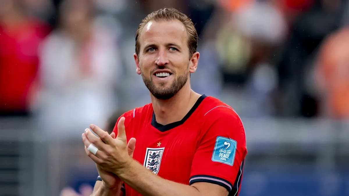 Jugador aplaudiendo en uniforme de Inglaterra