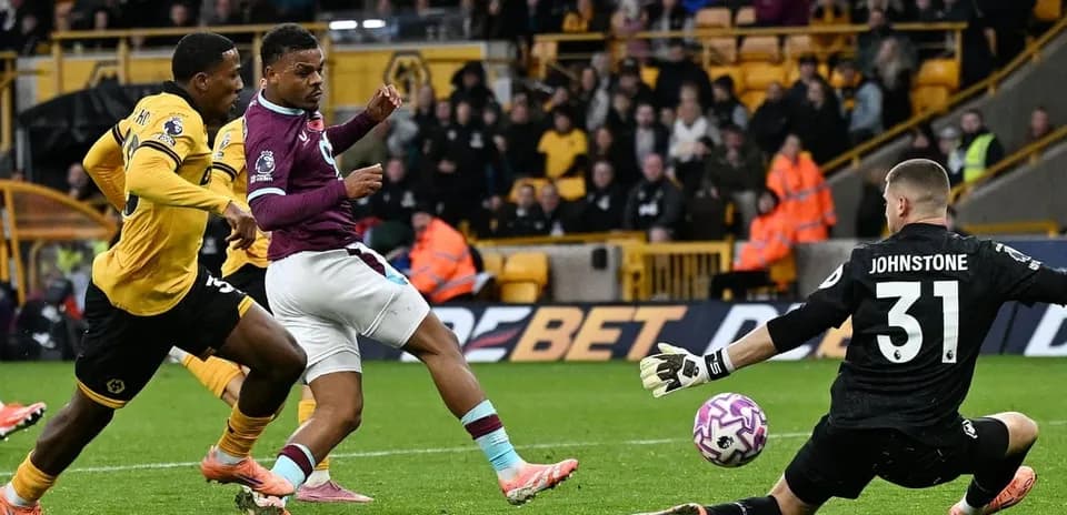 Jugador de Burnley frente al portero de Wolves