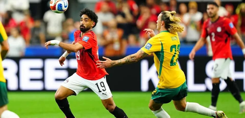 Jugador de Egipto controla el balón durante partido