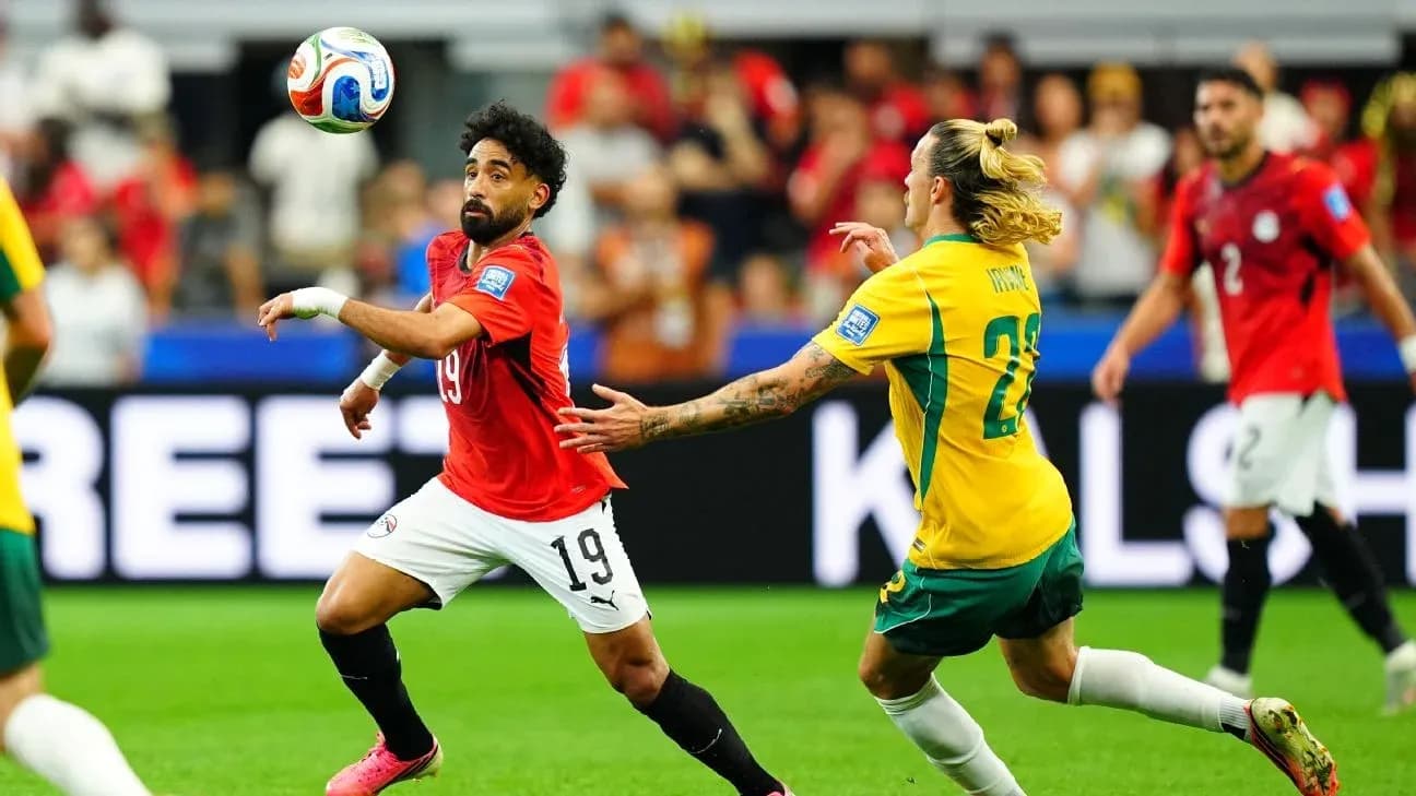 Jugador de Egipto controla el balón durante partido