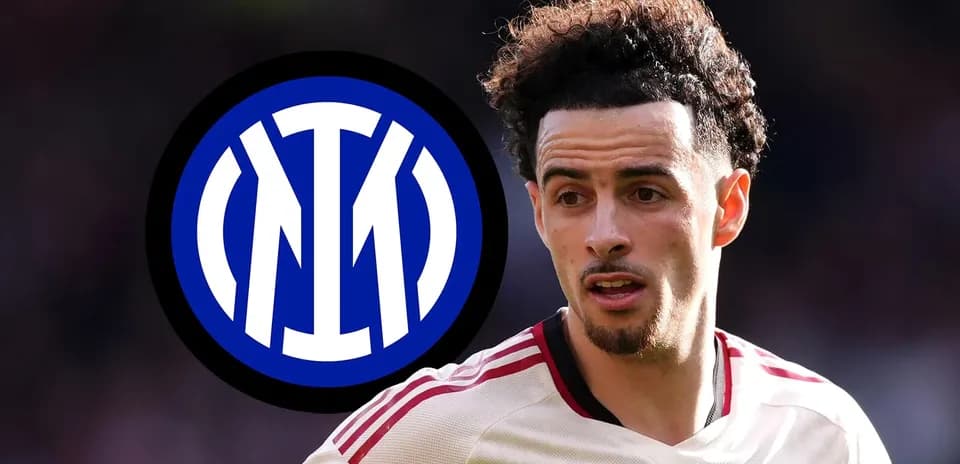 Jugador con camiseta de equipo frente a logo de Inter