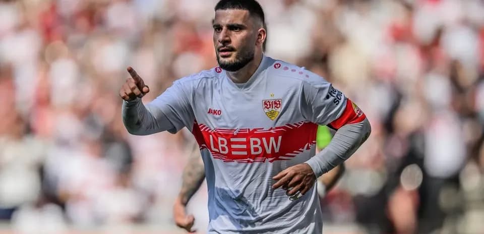 Jugador del Stuttgart señalando durante el partido
