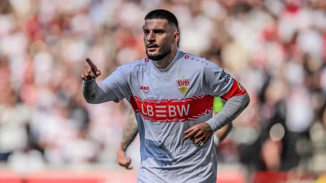 Jugador del Stuttgart señalando durante el partido