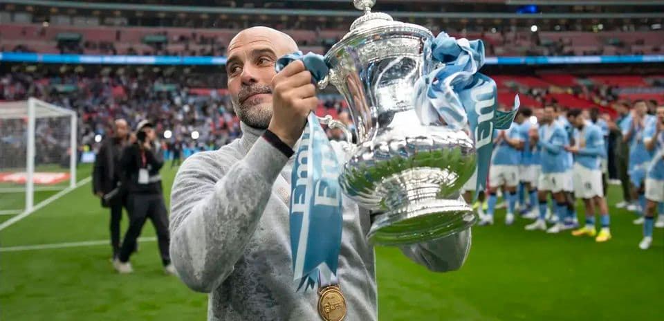 Entrenador levantando trofeo en Wembley