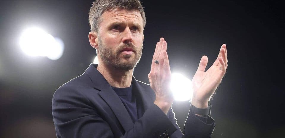 Entrenador aplaudiendo en un partido de fútbol
