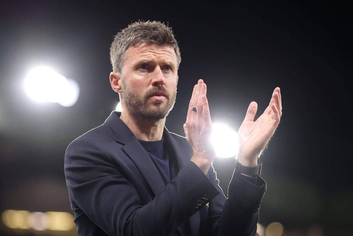 Entrenador aplaudiendo en un partido de fútbol