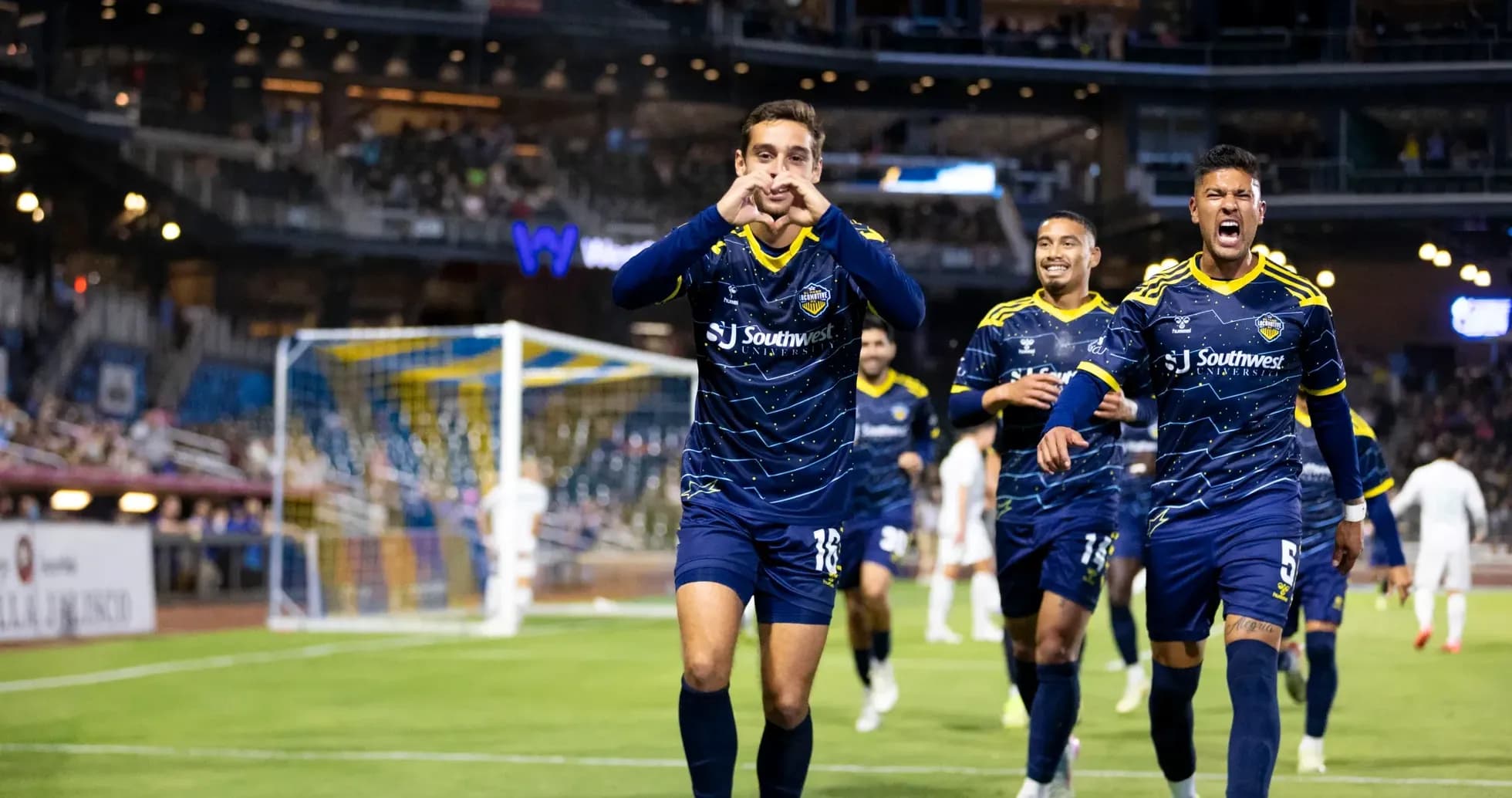 Jugadores de El Paso Locomotive celebrando un gol