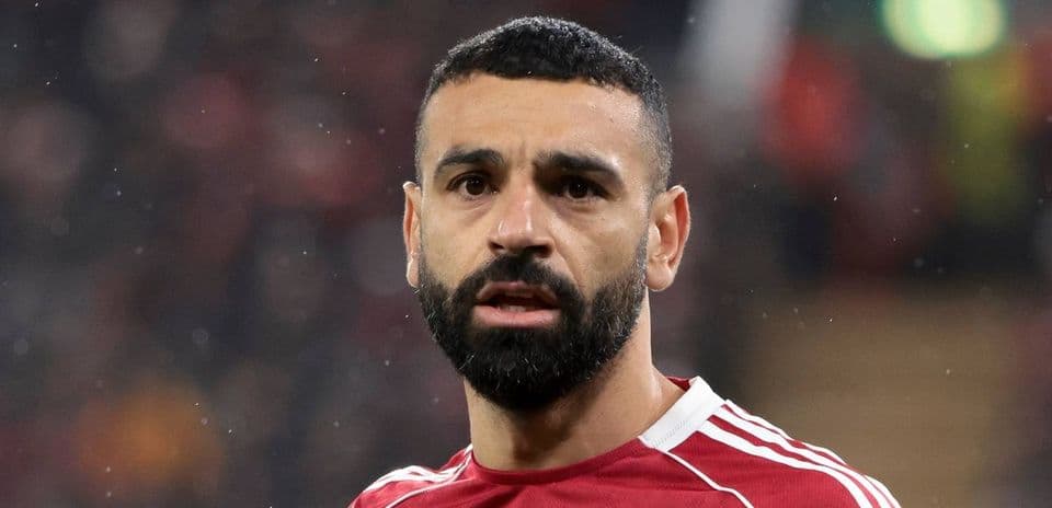 Jugador en campo durante partido de fútbol
