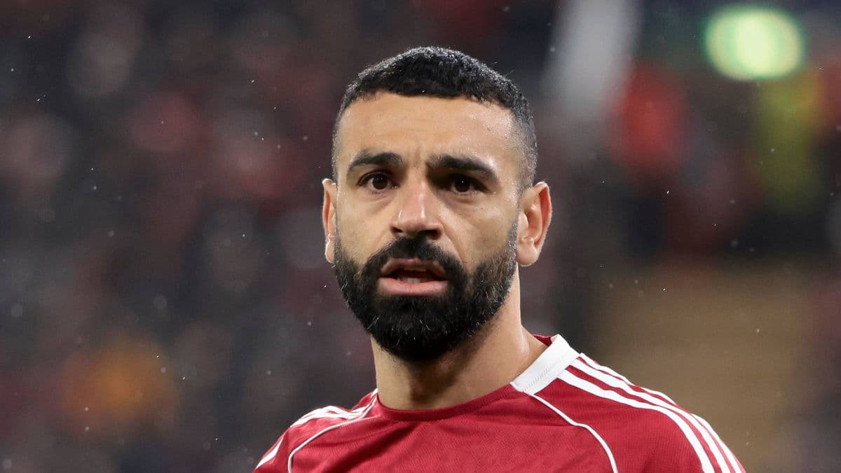 Jugador en campo durante partido de fútbol