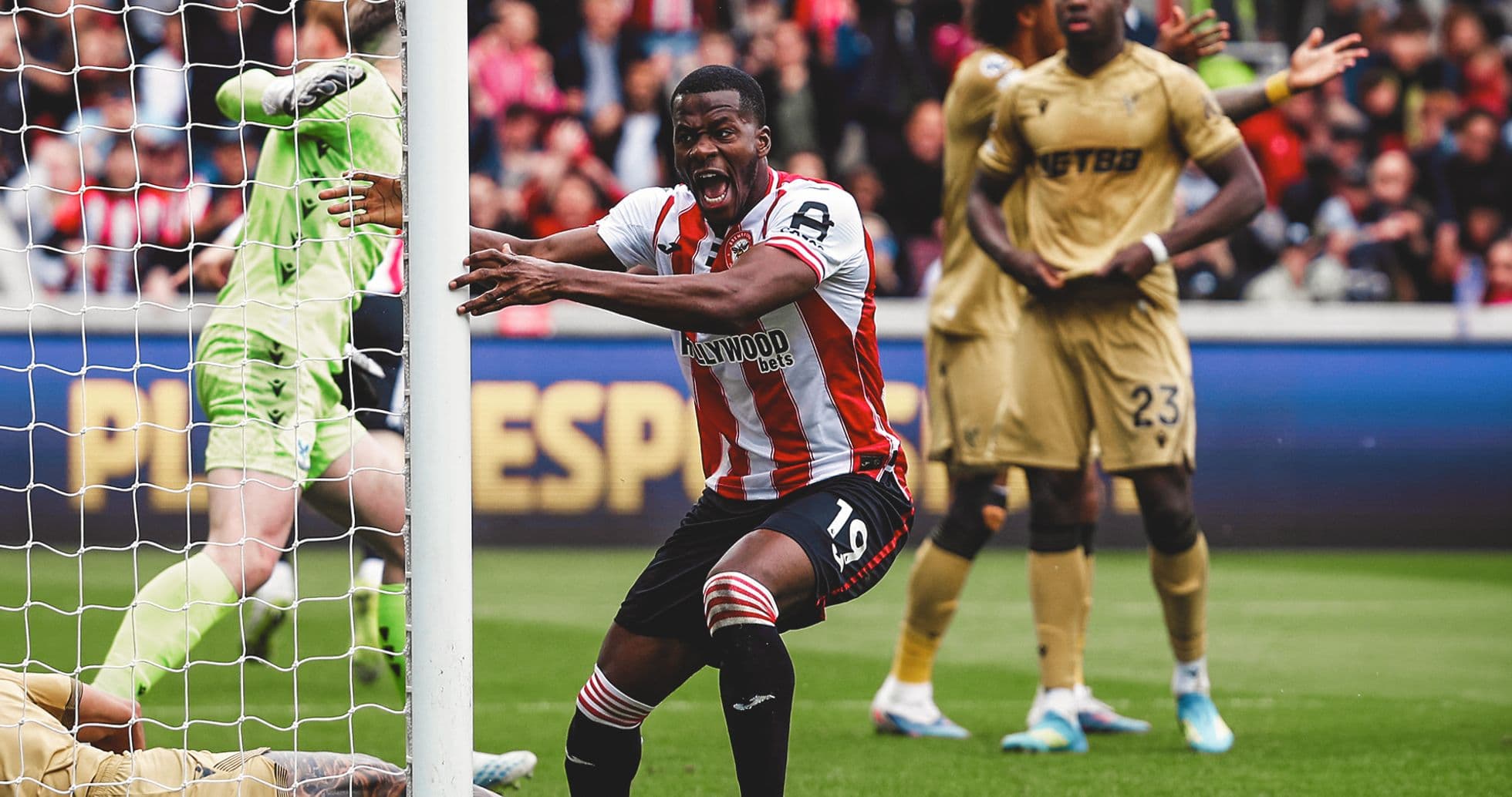 Jugador de Brentford celebra un gol en partido