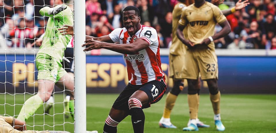 Jugador de Brentford celebra un gol en partido