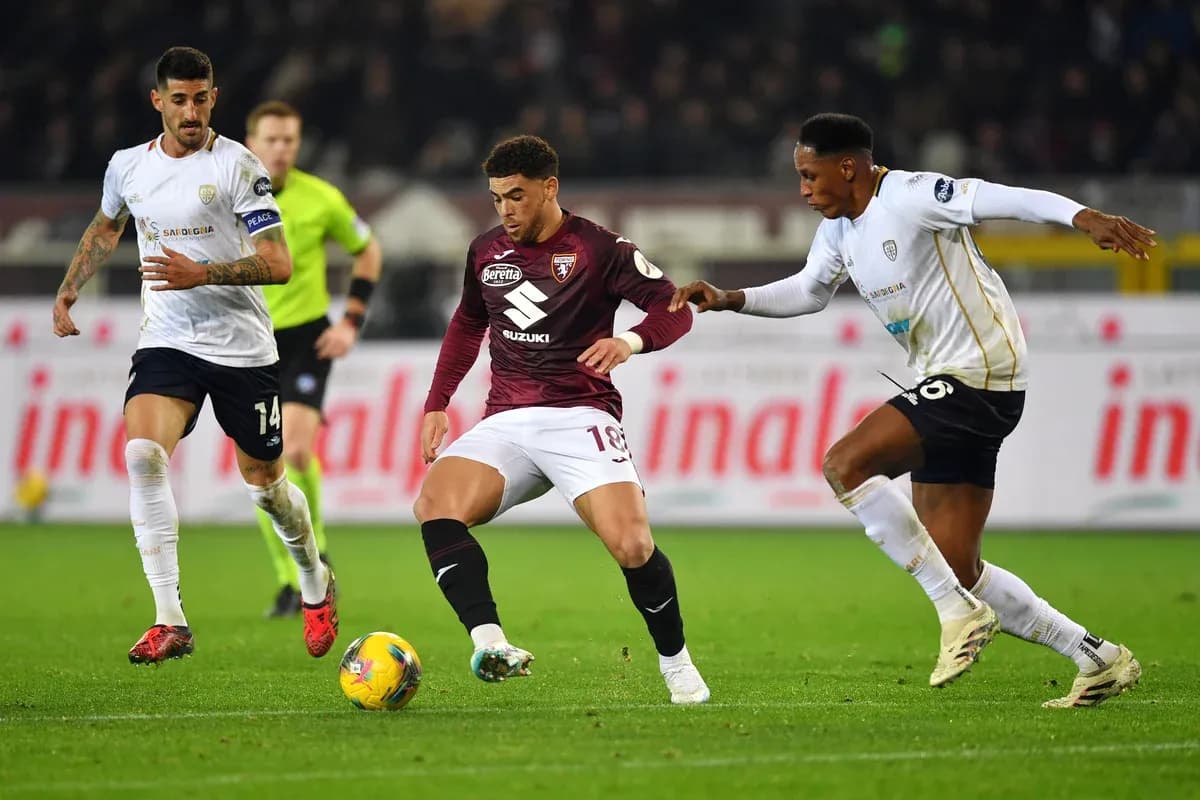 Cagliari y Torino compiten por el balón