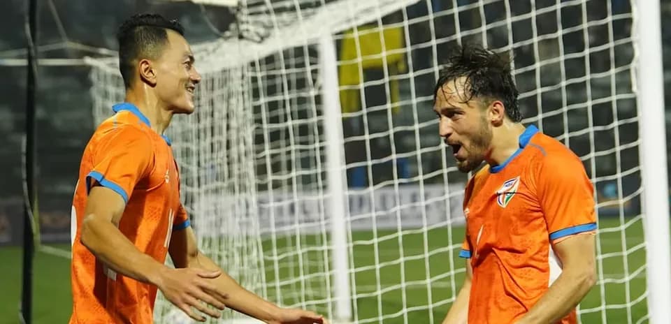 Jugadores celebrando un gol en el campo de fútbol