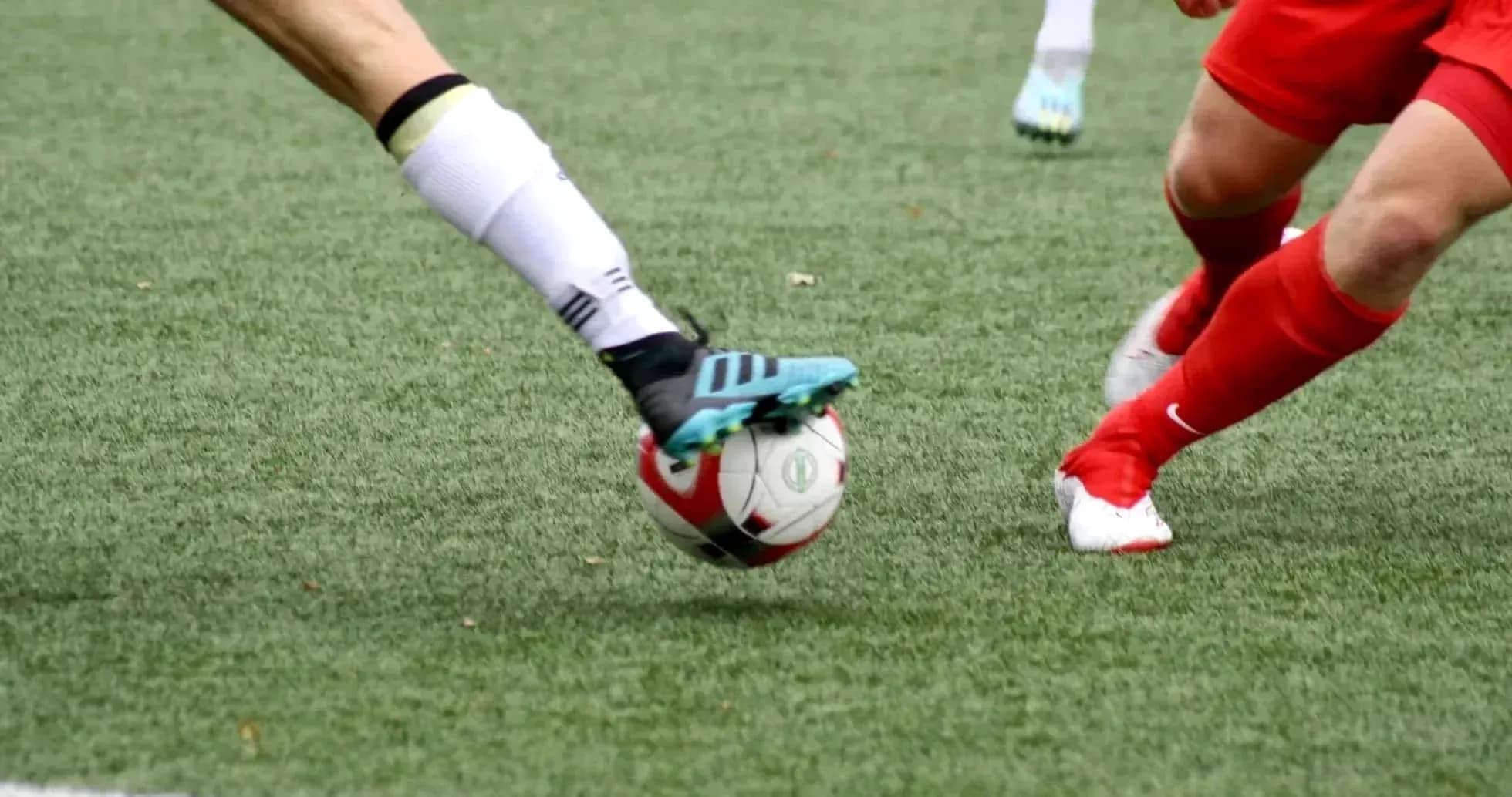 Jugadora de fútbol golpeando el balón