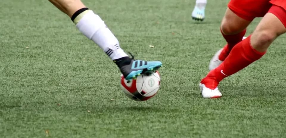 Jugadora de fútbol golpeando el balón