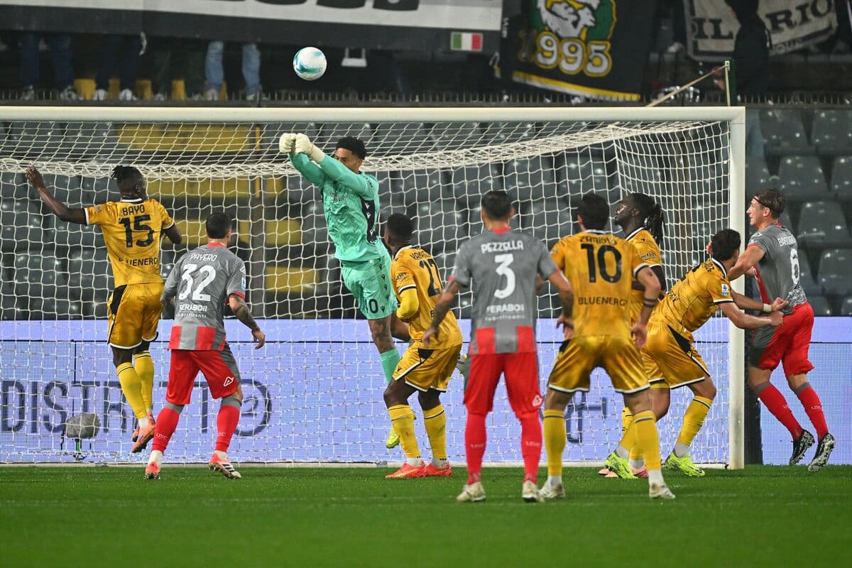 Portero atrapando el balón durante el partido