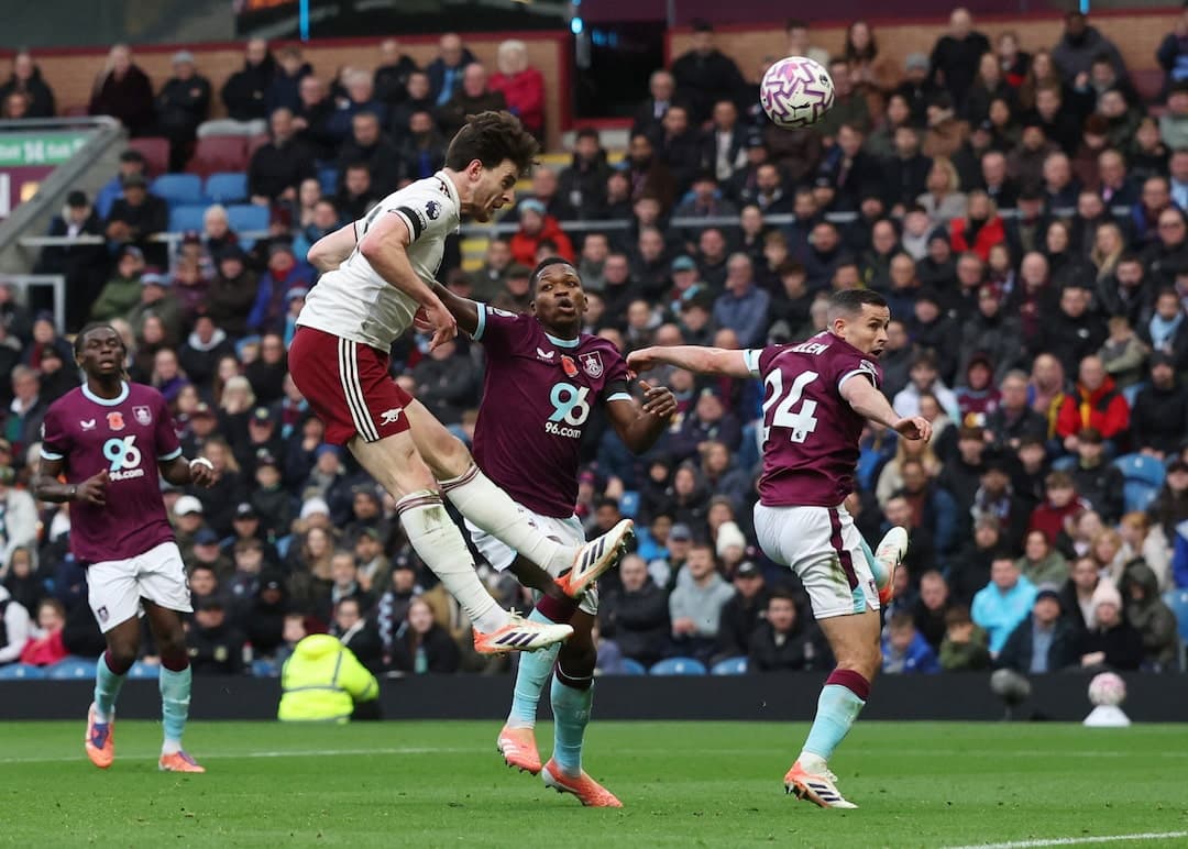 Jugador de Arsenal cabecea el balón durante el partido
