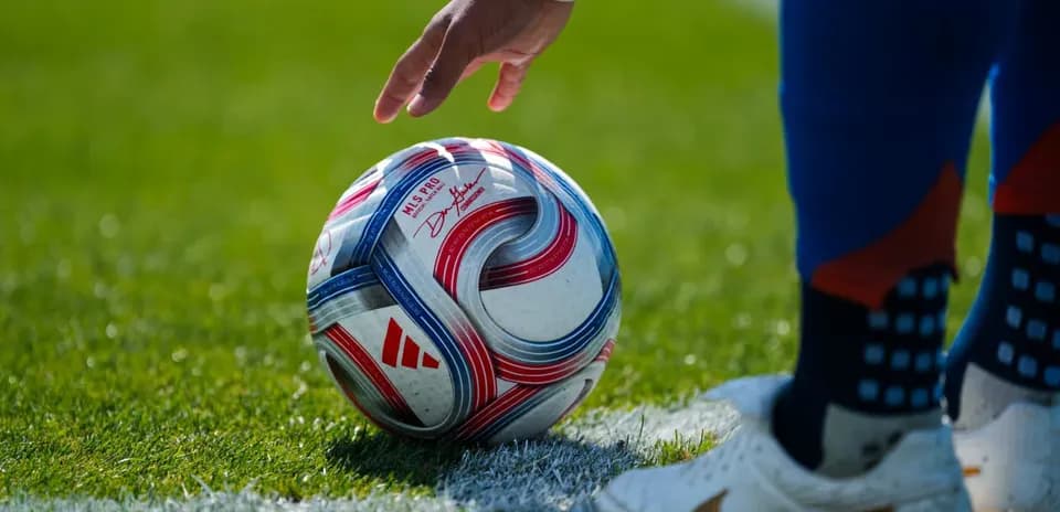 Balón de fútbol en el campo