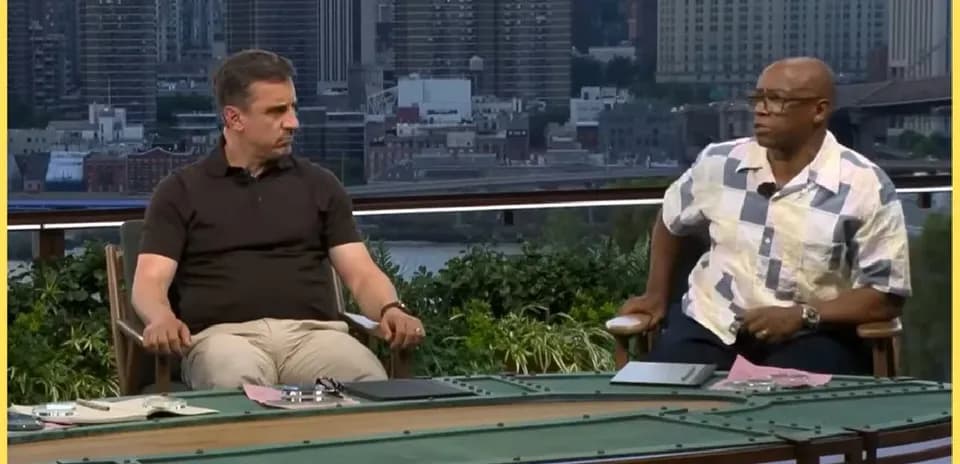 Dos analistas discutiendo en un set de televisión