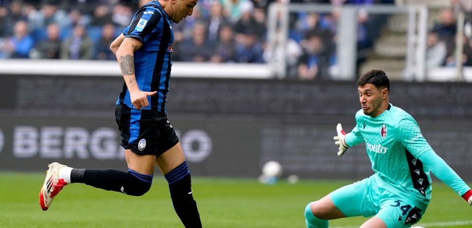 Jugador de Atalanta frente al portero de Bologna