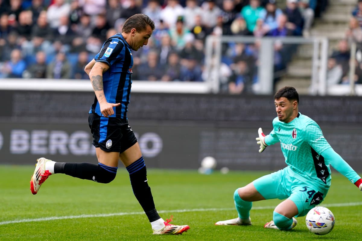 Jugador de Atalanta frente al portero de Bologna
