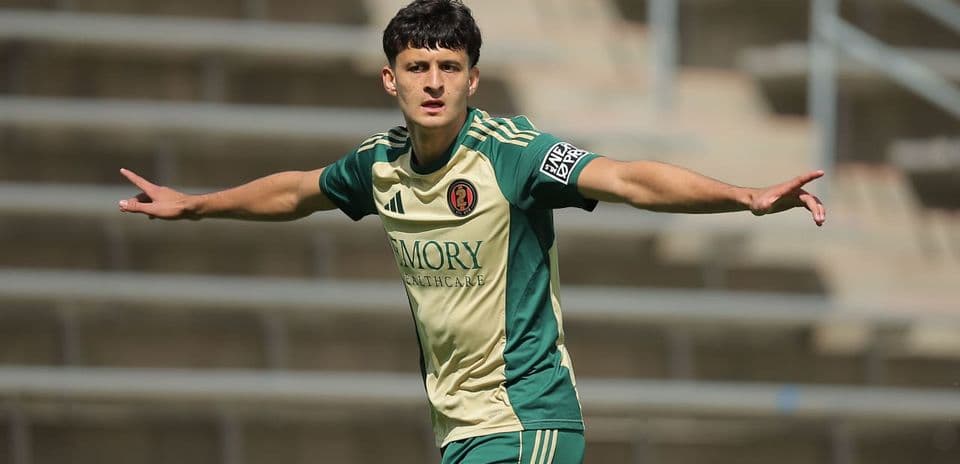 Jugador de Atlanta United II señalando durante el partido